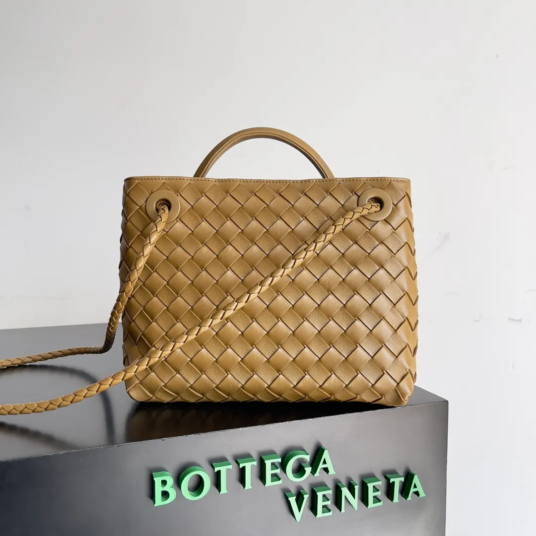 The 2023 new Andiamo batch of 1860 BV has been shipped‼ ️Really popular🔥The new Andiamo woven handbag launched by Bottega Veneta this season is really popular all over the world! ! Celebrities at home and abroad have worn it, and Oscar-winning actress Michelle Yeoh has taken it out on the street. Song Jia, Trai Yara, Yu Feihong, Sanji Ayaka, Rosie Hunting-Whiteley, Yoshioka Riho, etc. have all picked up this bag. It is classic and versatile, showing off its temperament, and the bag capacity is also large, which is very convenient for daily commuting! ! A variety of carrying methods, the shoulder straps can be adjusted by yourself, the original lambskin feels soft and delicate, and the neutral style is made to break gender boundaries and bring a more practical and longer-lasting use experience. Andiamo, which has both elegant and casual styles, perfectly interprets the true appearance of "fashionable old money style". Style number: 743568 Size: 25*22*10.5cm